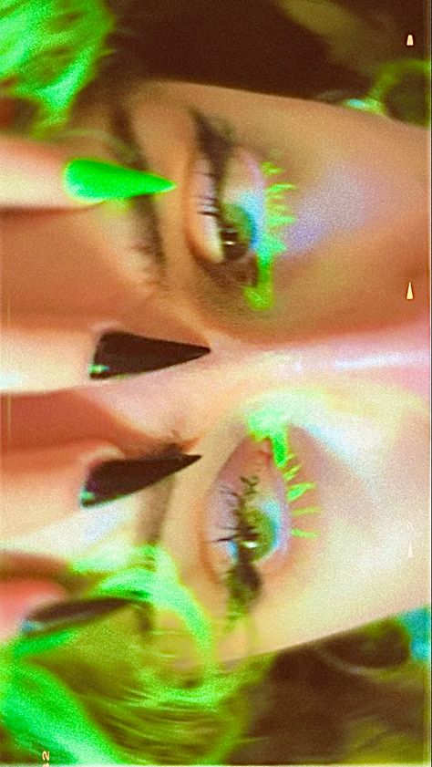 neon green and black hair and makeup and nails Neon Green And Pink Outfit, Neon Green Aesthetic Nails, Neon Y2k Outfits, Neon Pink And Green Aesthetic, Black Hair And Makeup, Neon Green Makeup, Neon Green Outfit, Bratz Summer, Green And Black Hair