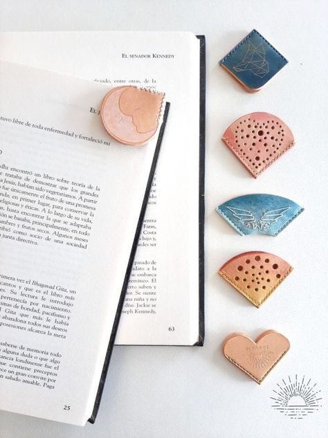 Bookmarks Ideas, Leather Bookmarks, Leather Agenda, Diy Leather Projects, Leather Scrap, The Crafts, Corner Bookmarks, Leather Diy Crafts, Leather Scraps