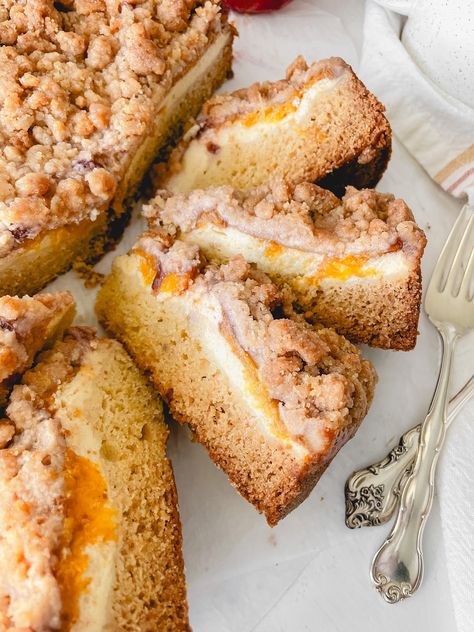 Apricot Crumble Cake, Peach Crumble Cake, Creme De La Crumb Recipes, Moist Coffee Cake, Coffee Cake Loaf, Breakfast Cake Recipes, Crumb Recipe, Cinnamon Crumble, Streusel Coffee Cake