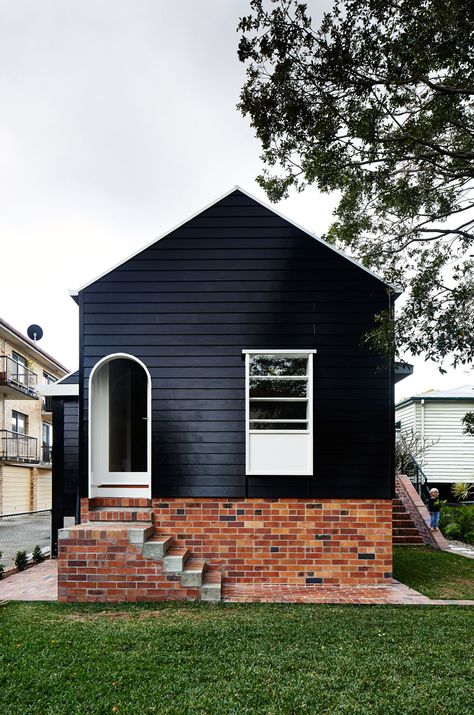 Black Home Exterior, Black Houses, Cottage Renovation, Black House Exterior, Black Exterior, House Designs Exterior, Exterior Colors, Victorian Homes, Exterior Paint