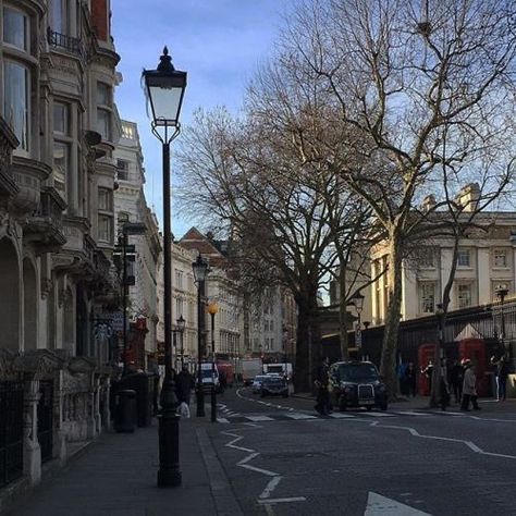 Romanticising Your Life, Morning Commute, Time Of Your Life, City Street, Oui Oui, City Aesthetic, Montmartre, Pretty Places, Travel Aesthetic