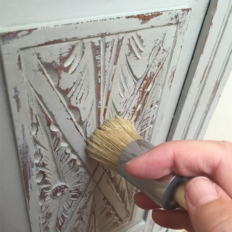 Chalk Paint No-Mess-Distress (Wet-Distress) Tutorial Wet Distressing Chalk Paint, Distressed Furniture Colors, Distress Furniture, Distressing Furniture, Distressing Chalk Paint, Film Decor, Distress Paint, Chalk Paint Projects, Chalk Painting