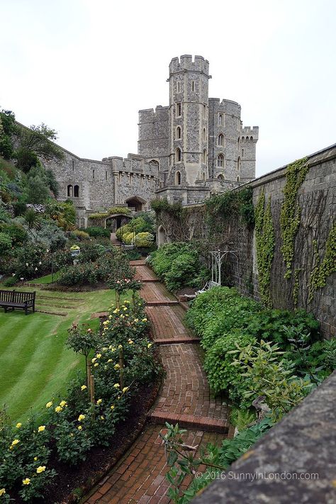 Planning on visiting Windsor Castle? This blog features advice and tips for how to make the most of a day trip from London. Winsor Castle, London Day Trips, London Castles, Day Trips From London, Castle Aesthetic, Trip To London, Event Guide, Chateau France, Windsor Castle