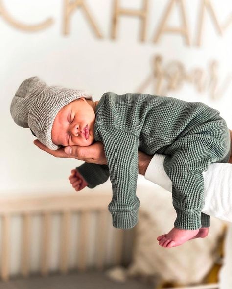 1,645 Likes, 3 Comments - Super Pregnant🤰Super Pregnancy (@superpregnant_) on Instagram: “Baby fever, anyone? ❤😍 📷: @brianarickelle” Newborn Baby Photos, Foto Baby, Dream Baby, Instagram Baby, Baby Time, Newborn Photoshoot, Baby Boy Fashion, Newborn Pictures, Newborn Boy