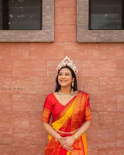 Bengali Bridal Saree, Bengali Bridal Look, Bridal Saree Designs, Haldi Dress For Bride, Bride Fashion Photography, Haldi Photoshoot, Green Blouse Designs, Best Indian Wedding Dresses, Indian Bride Poses