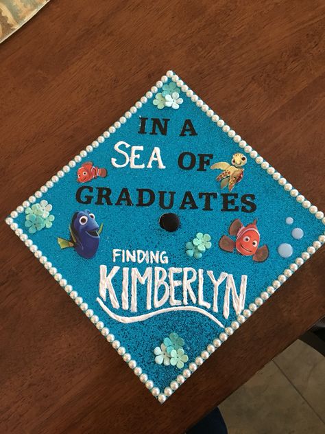 Graduation cap // finding nemo Just Keep Swimming Grad Cap, Nemo Graduation Cap, Disney Cap Ideas, Cap Decorating Ideas, Cap Ideas Graduation, Graduation Motivation, Disney Graduation Cap, Grad Hats, Caps Ideas