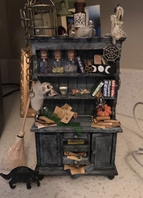 Haunted Dolls House, Witches Hut Interior, Witch Doll House, Miniature Witch House, Gothic Furniture Diy, Halloween Diorama, Miniature Witch, Dollhouse Halloween, Witch Room