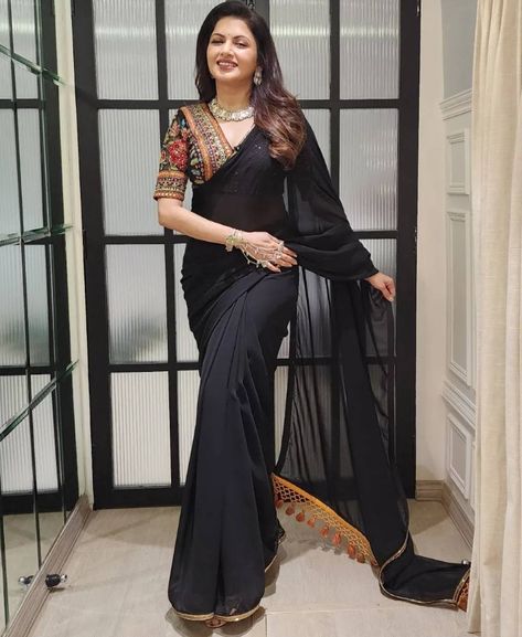 BHAGYASHREE IN BLACK SAREE BY MOHINI CHHABRA Latkan Lace, Black Sari, Saree Wearing Styles, Saree Wearing, Simple Saree Designs, Fashionable Saree Blouse Designs, Fancy Sarees Party Wear, Party Sarees, Simple Sarees