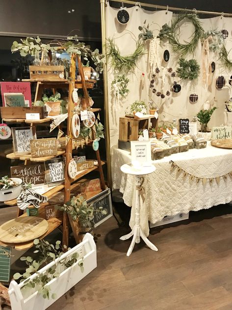 Indoor Market Set Up Ideas, Wreath Market Display, Christmas Bazaar Booth Display, How To Display Christmas Ornaments At A Craft Show, Christmas Craft Booth Display, Christmas Market Table Display, Christmas Craft Show Booth Display Ideas, Vintage Vendor Booth, Christmas Bazaar Booth