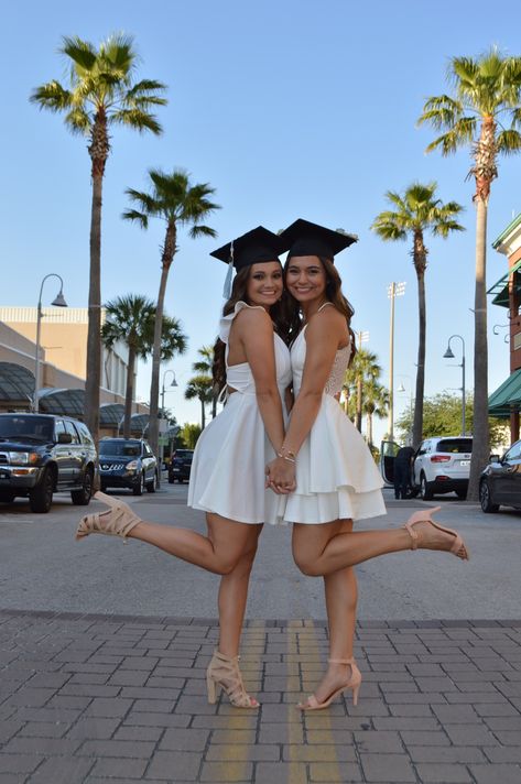 Best Friend Graduation Shoot, Cute Grad Pics With Friends, Graduation Outside Photoshoot, Poses For Graduation Photos With Friends, Graduation Poses With Best Friend, Graduation Pic Ideas With Friends, Two People Graduation Pictures, Friendship Graduation Pictures, Funny Grad Pics