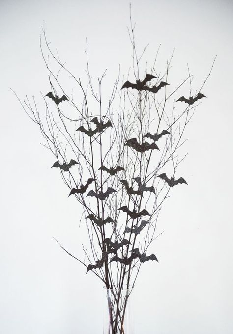 DIY Bat Branch Halloween Centerpiece | Halloween decorations, Halloween party ideas and Halloween recipes from @cydconverse Halloween Centerpieces Diy, Simple Halloween Decor, Strašidelný Halloween, Spooky Diy, Dekorasi Halloween, Halloween Decor Diy, Halloween Fest, Halloween Centerpiece, Adornos Halloween