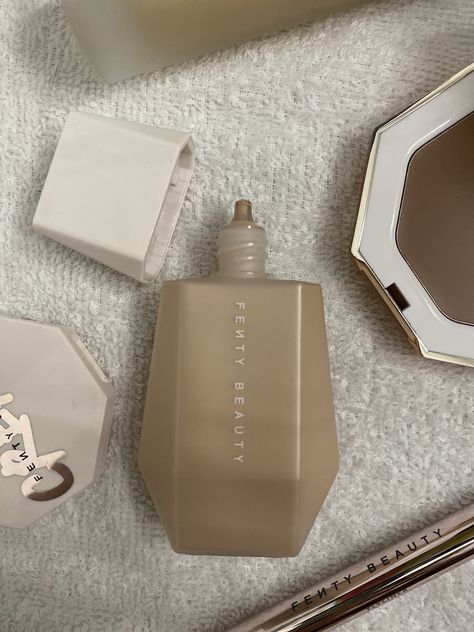 Fenty Beauty Foundation Aesthetic, Fenty Tint, Fenty Aesthetic, Fenty Beauty Aesthetic, Girl Vanity, Fenty Makeup, Clean Hygiene, Fenty Skin, Fenty Beauty Makeup