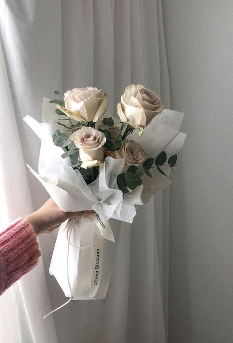 Simple Flowers Bouquet, Flowers Bouquet Aesthetic, Single Flower Bouquet, Bouquet Aesthetic, Aesthetic Rose, White Rose Bouquet, Pink Rose Bouquet, Flower Bouquet Diy, Boquette Flowers