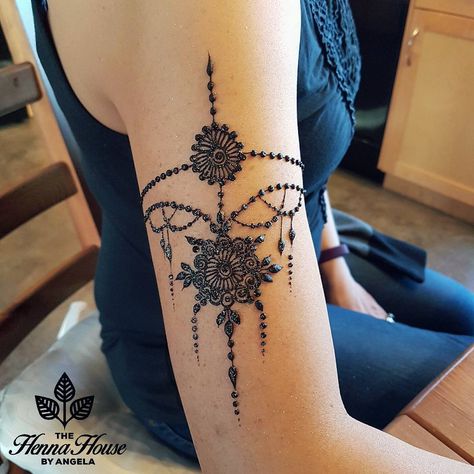 The Henna House by Angela (@hennabyang) on Instagram: “From today's henna party! Would you wear an upper arm design? . Ps. If you have been wanting to…” Henna Arm Band, Upper Arm Henna, Henna Tattoo Shoulder, Tattoo On Upper Arm, Henna Arm Tattoo, Henna Patterns Hand, Mehndi Tattoo Designs, Henna Designs Arm, Shoulder Henna