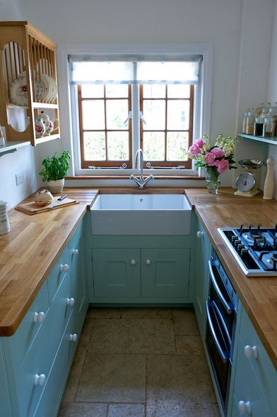 10 Ways To Make The Most Of A Tiny Kitchen - Decoholic Galley Kitchen Design, Colorful Kitchen Decor, Bed Decoration, Tiny House Kitchen, Design Salon, Kitchen Cabinets Makeover, Best Kitchen Designs, Small Space Kitchen, Galley Kitchen