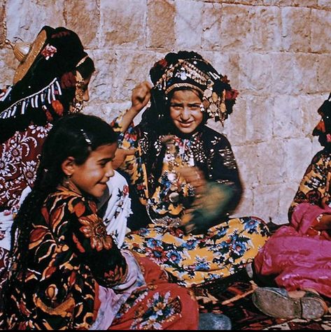 West Asian Aesthetic, Assyrian Aesthetic, Assyrian Women, Assyrian Culture, Middle Eastern Culture, Africa Dress, Folk Clothing, Mutual Respect, Mesopotamia