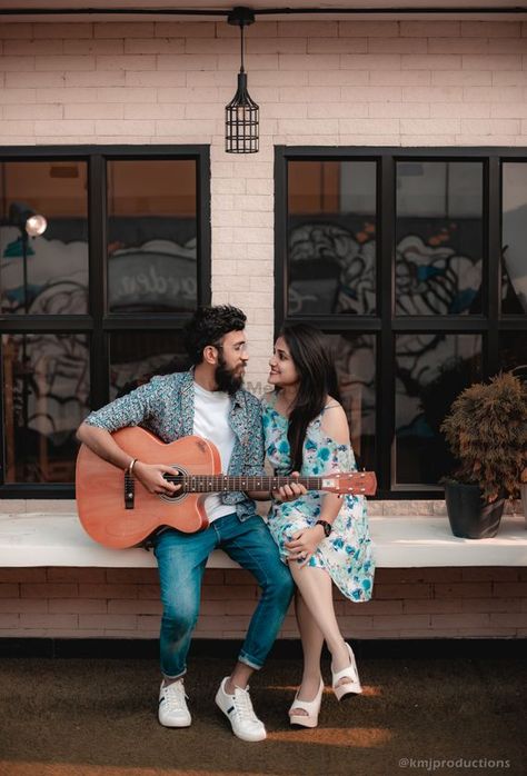 Photo By KMJ Productions - Photographers Pre Wedding Western Outfits, Pre Wedding Outfit Ideas Western, Guitar Pose, Posse Ideas, Status Pic, Pre Wedding Photoshoot Props, Western Photoshoot, Couples Pose, Janmashtami Decoration