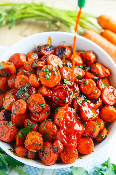 Honey Sriracha Roasted Carrots Garden Vegetable Recipes, Maple Roasted Carrots, Carrots Side Dish, Roasted Carrots Recipe, Honey Roasted Carrots, Spicy Honey, Carrot Recipes, Paula Deen, Roasted Carrots