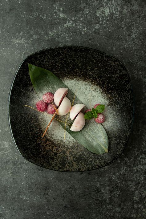 Mochi Ice Cream Plating, Mochi Ice Cream Photography, Mochi Photography, Ice Cream Raspberry, Mochi Aesthetic, Ice Cream Mochi, Japanese Food Menu, Raspberry Caramel, Cream Mochi