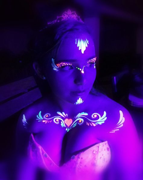 #psytrance #psychedelic #trance #festival #visionary Uv Makeup Ideas, Neon Body Painting, Pintura Facial Neon, Glow Face Paint, Uv Face Paint, Neon Face Paint, Uv Makeup, Festival Face Paint, Adult Face Painting