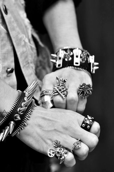 ストリートスナップ原宿 - NORIMIさん Stile Punk Rock, Estilo Punk Rock, Mode Rock, Rings And Bracelets, Mode Punk, Rocker Chick, Estilo Rock, Look Rock, Alternative Metal