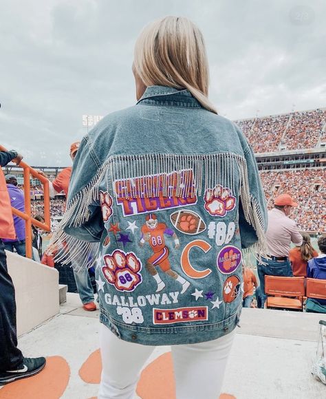 Hello Kitty Senior, Jean Jacket Diy, Customised Denim Jacket, Custom Jean Jacket, Diy Denim Jacket, Senior Overalls, College Games, Custom Denim Jacket, College Jackets