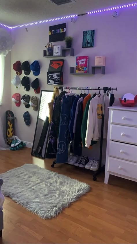 Room With Closet Small Spaces, Bedroom Ideas For Men Boho, Walk In Wall Decor, Simple Modern Room Ideas, Interior Design Astethic, Big Room Decor Ideas, Minimalist Hypebeast Room, Storage Ideas For Apartments, Asthetic Rug