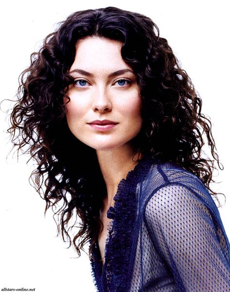 Shalom Harlow by Wolfgang Ludes for InStyle magazine August 2004. Hair Regrowth Oils, Curly Shag Haircut, Long Curly Haircuts, Shalom Harlow, Oval Face Hairstyles, Haircuts For Curly Hair, Linda Evangelista, How To Style Bangs, Claudia Schiffer