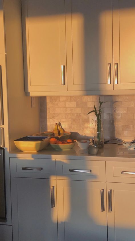 Golden Hour Kitchen Aesthetic, Kitchen Astethic Cooking, Golden Hour Astethic, Playlist Sketchbook, Kitchen Astethic, Home Astethic, Sun House, Cosy Interior, Aesthetic Apartment