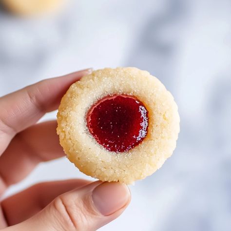 Sweet, buttery thumbprint cookies filled with your favorite jam are the perfect bite-sized treats for any occasion. And they’re so easy to make! Guava Thumbprint Cookies, Thumbprint Cookies Raspberry, Cookies Raspberry, Lemon Thumbprint Cookies, Thumbprint Cookies Recipe, Cookie Tray, Thumbprint Cookies, Apricot Jam, Classic Cookies