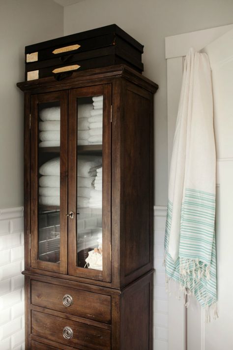 Bathroom Standing Cabinet, Home Structure, Bad Inspiration, Linen Cabinet, Bathroom Storage Cabinet, Linen Closet, Beautiful Bathrooms, Glass Doors, Bathroom Renovation