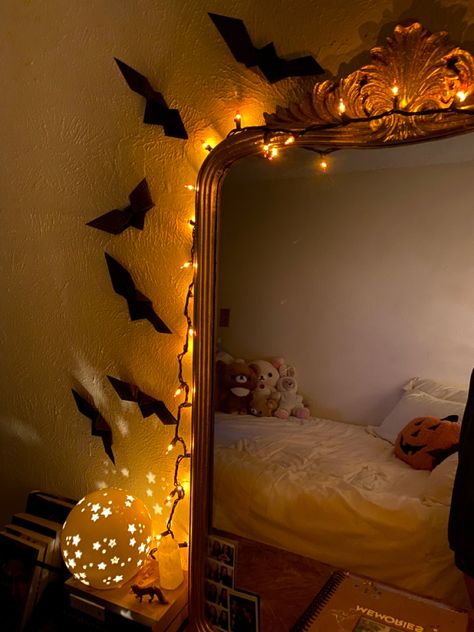 Halloween Decorations Bedroom Aesthetic, Jack O Lantern Aesthetic, Halloween Room Decor Aesthetic, Day Bed Room, Cozy Halloween Decor, Bedroom Halloween Decor, Halloween Bedroom Aesthetic, Cozy Kitchen Ideas, Aesthetic Halloween Decor