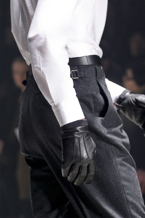 high-waisted wool trousers & leather gloves // Lanvin F/W 12 Gloves Aesthetic, Outfit Grunge, Trousers Outfit, Herren Outfit, Suit Trousers, Chernobyl, Wool Trousers, Mens Gloves, Character Outfits