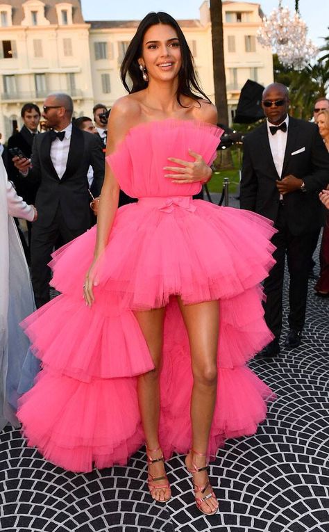 Kendall Jenner Tulle Dress, Pink Dress Kendall Jenner, Kendall Pink Dress, Kendall Jenner Pink Tulle Dress, Big Tulle Dress, Pink Big Dress, Hot Pink Outfit Ideas Party, Kendall Jenner In Pink, Hot Pink Party Aesthetic