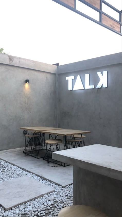 Meja Cafe Aesthetic, Meja Outdoor, Tiny Cafe, Industrial Coffee Shop, Cafe Design Inspiration, Cafe Menu Design, Compound Wall Design, Kursi Cafe, Cafe Concept