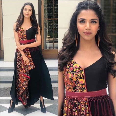 @shriya.pilgaonkar Outfit - @aditiguptaofficial Shoes - @zara Styled by - @shreejarajgopal #bollywood #style #fashion #beauty… Asymmetric Kurti Designs, Layered Kurti Designs, Hijab Style Outfits, Shriya Pilgaonkar, Chic Dress Style, Fashion Hijab Style, Kurti Dress, Asymmetric Dress, Indian Gowns Dresses