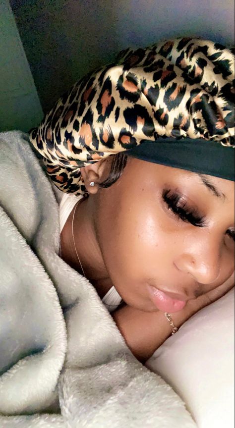 Bonnet And Lashes Combo, Bonnet Selfie, Grwm Pfp, Bonnet Pics, Bonnet Aesthetic, Pretty Selfies Snapchat, Tube Top Outfits, Lash Extensions Styles, Pretty Lashes