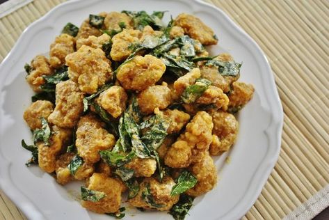 This Salted Egg Chicken Recipe uses aromatic curry leaves to complement the salted egg yolk. One bite is enough to make you hanker for more. Egg Yolk Recipe, Salted Egg Chicken, Egg Yolk Recipes, Egg Yoke, Cooking Journal, Salted Egg Yolk, Prawn Recipes, Duck Eggs, Salted Egg