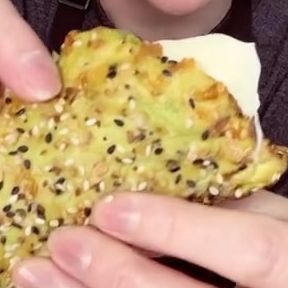 Erin J Morley on Instagram: "My viral avocado bread! 🥑 Stop missing bread! Eating lowcarb? Make this super delicious alternative to bread! How to do keto right! 1 large ripe avocado 1 egg 1 cup grated Parmesan Optional (everything but the bagel seasoning) 350°f/175°c for 30 min Enjoy! #avocado #lowcarb #glutenfree #keto #ketotok #ketodiet #easyrecipe #weightloss #weightlossmotivation" Keto Avocado Bread, Avocado Bread 3 Ingredients, Avocado Bread Recipes, Keto Apps, Alternative To Bread, Meals For Three, Avocado Bread, Kelsey Rose, Cottage Cheese Eggs