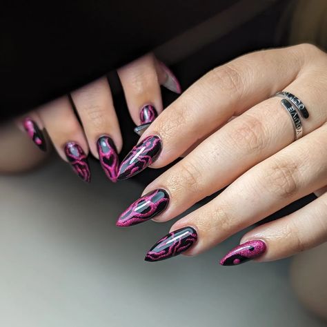 Rave Nails Almond, Black And Pink Aesthetic Nails, Black And Fuschia Nails, Black And Pink Nails Designs, Dark Pink And Black Nails, Black With Pink Nails, Pink Edgy Nails, Nail Ideas Black And Pink, Black Hot Pink Nails