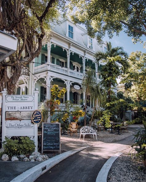 Heading to Key West? Here are the most Instagrammable places in Key West so that you hit all the best photo spots! From Smathers Beach and Dry Tortugas National Park to the Ernest Hemingway Museum and a giant mural of a reef and marine life, you'll find all of the best photo spots here! These 31 locations are also some of the best things to do in Key West, so you'll want to add them to your itinerary anyway! Just be sure to bring your camera, so you can save these memories forever! Key West Outfits, Key West Florida Vacation, Key West Photos, Miami Key West, Travel Key West, Key West Vacations, Dry Tortugas National Park, Dry Tortugas, Most Instagrammable Places