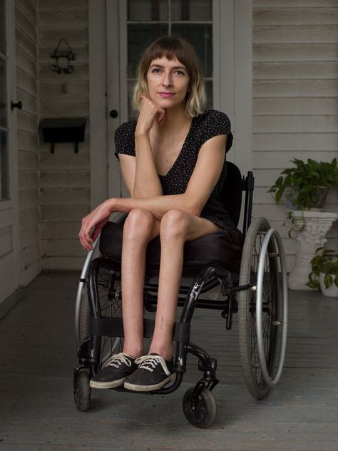 Taussig outside her home in Kansas City, Mo., on Aug. 6 Wheelchair Photography, Wheelchair Fashion, Disabled Women, Wheelchair Women, Spoonie Life, Adaptive Clothing, Disabled People, Best Portraits, People Photography