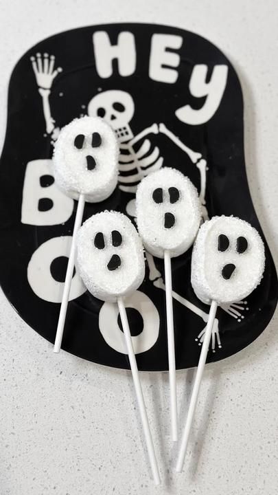 Ghost Marshmallows, Cobwebs Halloween, Halloween Dinnerware, Halloween Candy Bar, Halloween Oreos, Easy Halloween Snacks, Halloween Plates, Halloween Party Snacks, Fun Halloween Food