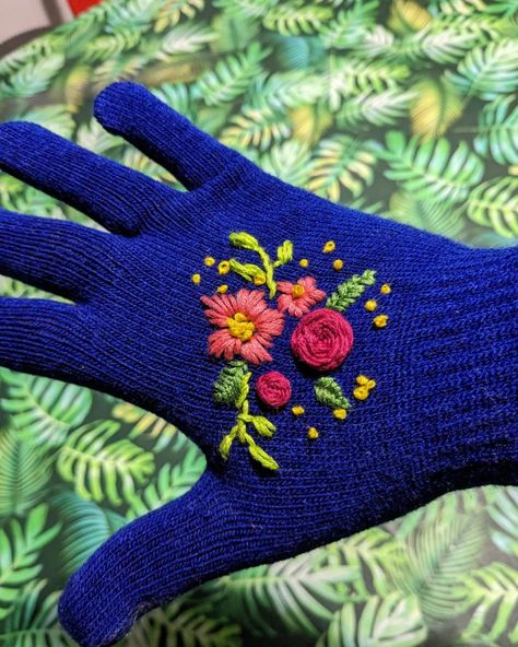 Video tutorial by Studio Jessie how to embroider on gloves Embroidery Gloves, Embroidered Gloves, Embroidery Ideas, Art Stuff, Homemade Gifts, Video Tutorial, Gloves, Gift Ideas, Embroidery