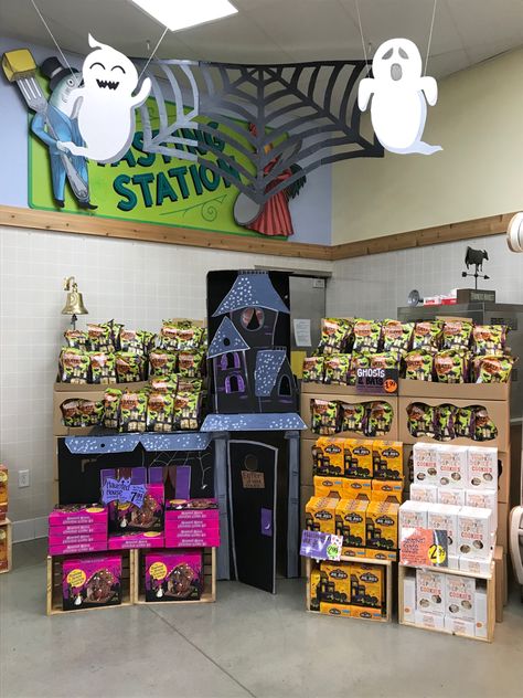 Trader Joe’s Halloween, Fall Displays, Autumn Display, Halloween Displays, Trader Joe’s, Trader Joe, Trader Joes, Diy Halloween, Store Decor