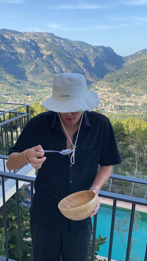 #vacation #jacquemus #hat #summer #summerinspo #summerstyle #mensclothing #mensfashion Jacquemus Bucket Hat Men, Bucket Hat Outfit Mens Summer, Jacquemus Bucket Hat Outfit, Bucket Hat Outfit Mens Streetwear, Bucket Hat Outfit Beach, Jacquemus Hat Outfit, Vacation Outfit Men, Bucket Hat Outfit Mens, Outfit With Bucket Hat