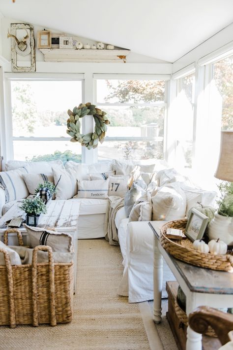 Neutral fall decor - A cozy farmhouse fall sunroom. A must pin for cozy fall decor inspiration! Fall Sunroom, Farmhouse Sunroom, Farmhouse Living Room Decor Ideas, Rustic Farmhouse Living Room, Liz Marie, Sunroom Decorating, Sunroom Designs, Coastal Living Rooms, Modern Farmhouse Living Room