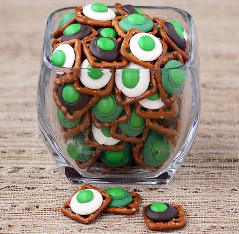 Pretzel Chocolate Bites, St Patrick Day Snacks, Pretzel Bites Recipes, Love From The Oven, Holiday Snack, Fete Saint Patrick, St Patrick Day Treats, Easy To Make Snacks, Irish Party