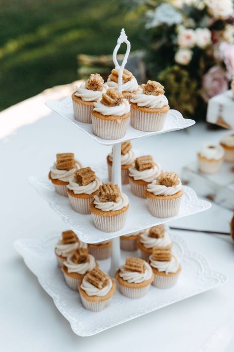 Three-tiered display of mini churro cupcakes for a wedding in Arroyo Grande, CA. Fall Cupcakes Wedding, Mini Cupcakes Wedding, Wedding Cake Fall, Backyard Micro Wedding, Desserts Mini, Churro Cupcakes, Cake Fall, Cupcake Photography, Cupcakes Wedding