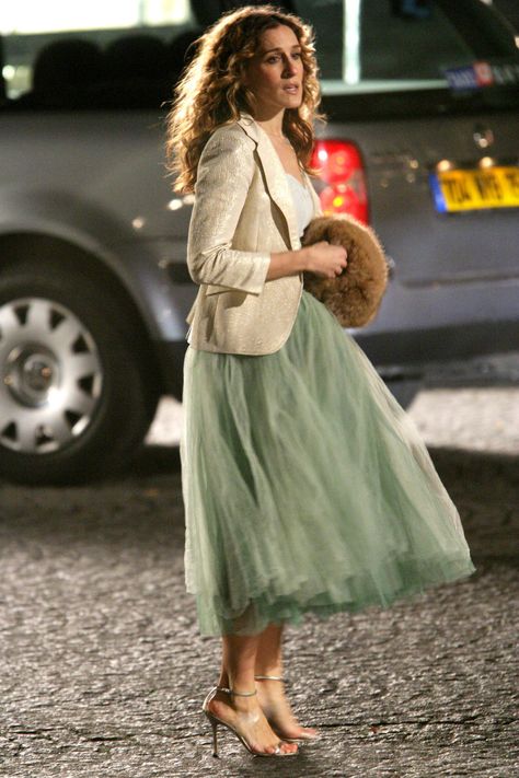 Carrie Bradshaw's 50 Best Looks Sjp Outfits, Carrie Bradshaw Shoes, Sjp Style, Miranda Hobbes, Tutu En Tulle, Iconic Halloween Costumes, Carrie Bradshaw Outfits, Carrie Bradshaw Style, Casual Attire For Women